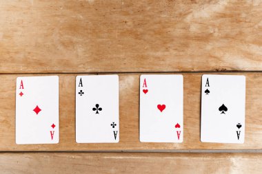 Poker dörtlüsü oyun kartı, tahta arkaplan