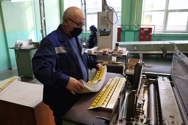  Ahşap fabrikasında koruyucu maskeli bir işçinin portresi