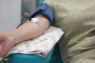 Kan nakli çözeltisi hastaların elinde. Kan bağışı.