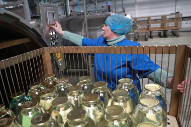 Tıbbi malzeme fabrikası. Adam hap üretim sürecini kontrol ediyor.