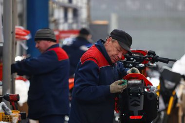 Tıbbi malzeme fabrikası. Tıbbi üretim hattı. İlaç endüstrisi.