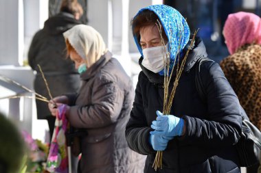 Coronavirus enfeksiyonuna karşı koruyucu giysi, eldiven, maske ve gözlük takmış ambulanstaki kadın doktor portresi.