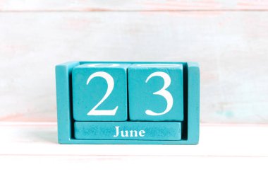 23 Haziran. Beyaz arkaplanda ay tarihi izole edilmiş mavi küp takvimi.
