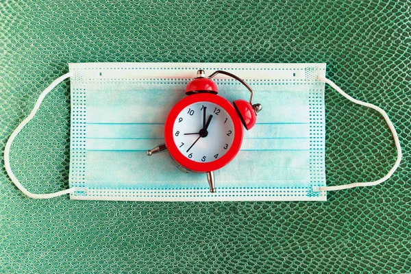 배경에 의료용 마스크와 시계를 — 스톡 사진