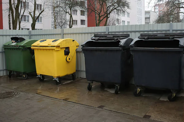 Plastic Containers Voor Gescheiden Afvalinzameling Straat Kunststof Fabriek — Stockfoto