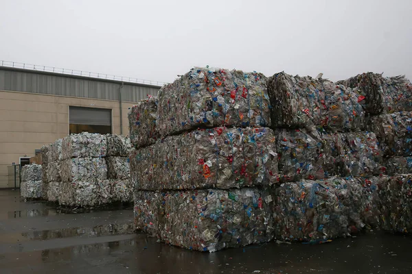 Afvalsorteerfabriek Blokjes Van Blikken Van Geperst Metaal — Stockfoto