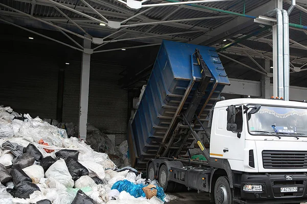 Vrachtwagen Laadt Afval Naar Stortplaats — Stockfoto