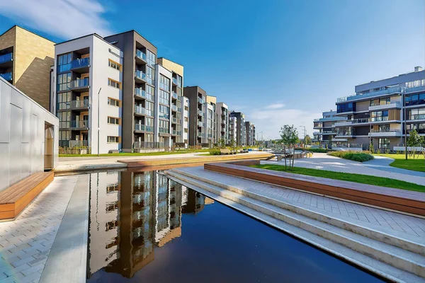 ev içi, modern koridor siyah beyaz renkli mermer duvarlı