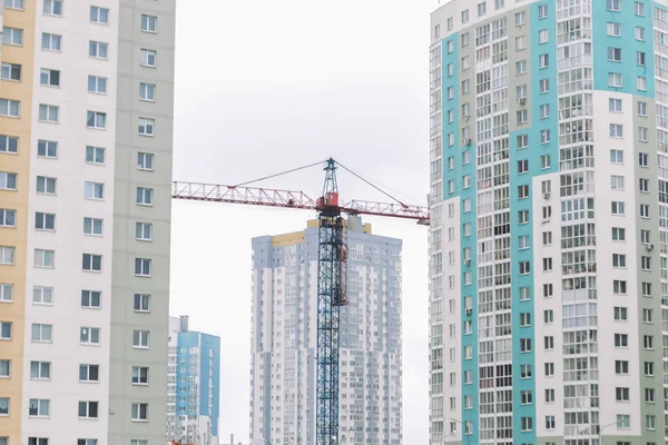 Crane Kulesi inşaatı ve şehrin merkezinde yeni binalar.