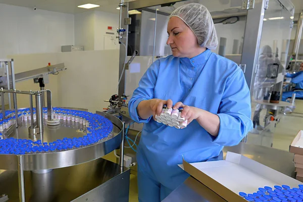 Tıbbi malzeme fabrikası. Tıbbi üretim hattı. İlaç endüstrisi.