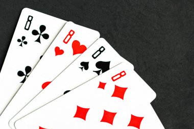 Poker dörtlüsü oyun kartı, siyah arkaplan, üst görünüm