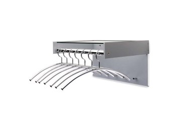 Beyaz arkaplanda metal palto askısı