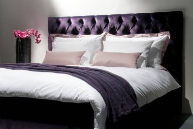 Modern yatak odası iç dekorasyonu çok az.