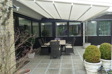  Yaz bahçesindeki villa terası. Modern villa dış görünüş