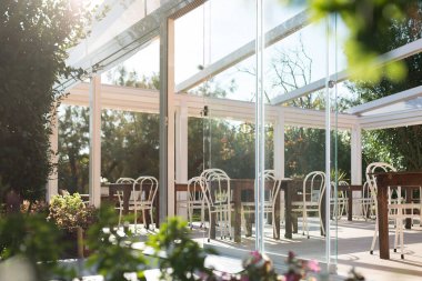 Yaz bahçesindeki villa terası. Modern villa dış görünüş