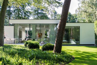  Bahçedeki modern villa evi.