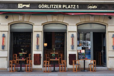 Şehrin merkezinde boş bir kafe var.