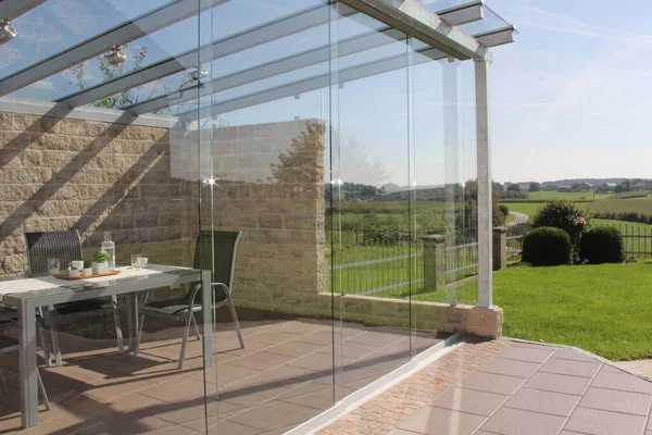  Yaz bahçesindeki villa terası. Modern villa dış görünüş