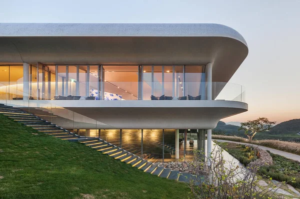  Lüks villa. Çağdaş bir evin dış görünüşü. Akşam karanlığı.
