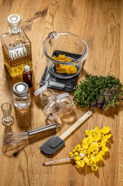 Yağ, kase ve otlar ahşap masa, üst manzara