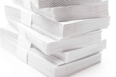 Beyaz arkaplanda temiz boş zarflar yığını