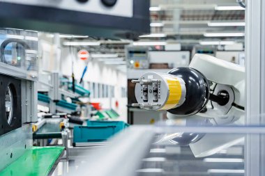 Modern bir fabrikada otomatikleştirilmiş üretim