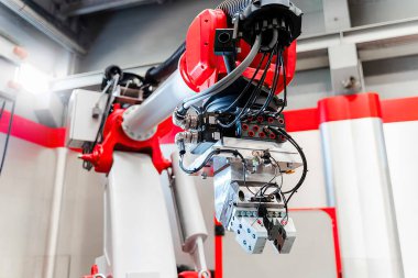 Modern bir fabrikada otomatik üretim