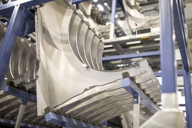 Bir araba fabrikasındaki bileşenler.