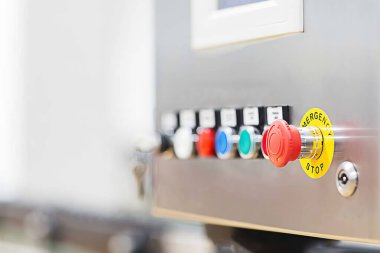 Fabrika endüstri kontrol paneli. Kırmızı düğme 
