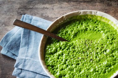 Bir kase vejetaryen kakao ıspanak çorbası.