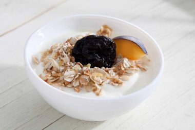 Müsli ve erikli bir kase yoğurt.
