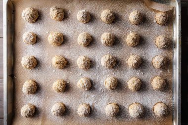 Krema tepsisi üzerine şeker serpiştirilmiş.