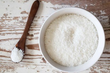 Kâsede hindistan cevizi taneleri, tahta kaşık.