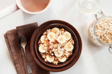 Bir tabak muzlu yulaf gevreği, kakaolu granola.