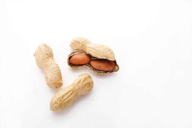 Kabuklu fıstıklar beyaz, yüksek görünümde izole edilmiş