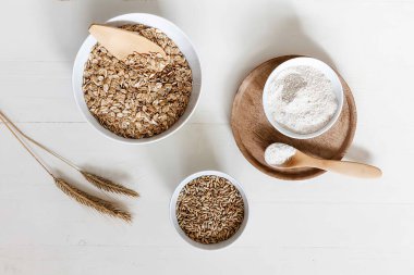 Masadaki kaselerde çeşitli tahıl çeşitleri