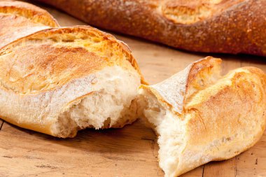 Ekmekleri masaya koy, kapat.