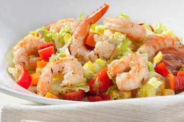 Bir kase taze salatalı karides, yakın plan.