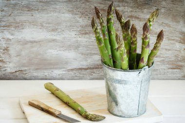 Yeşil kuşkonmazlı metal kova.