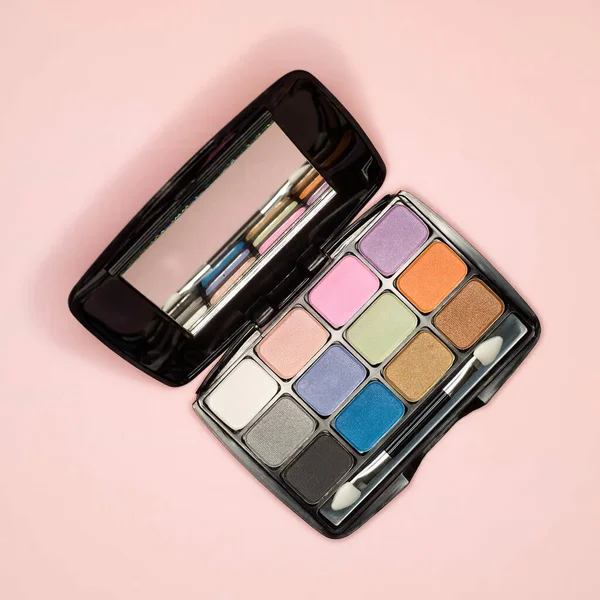 Göz farı küçültücü ve uygulayıcı, yükseltilmiş görünüm