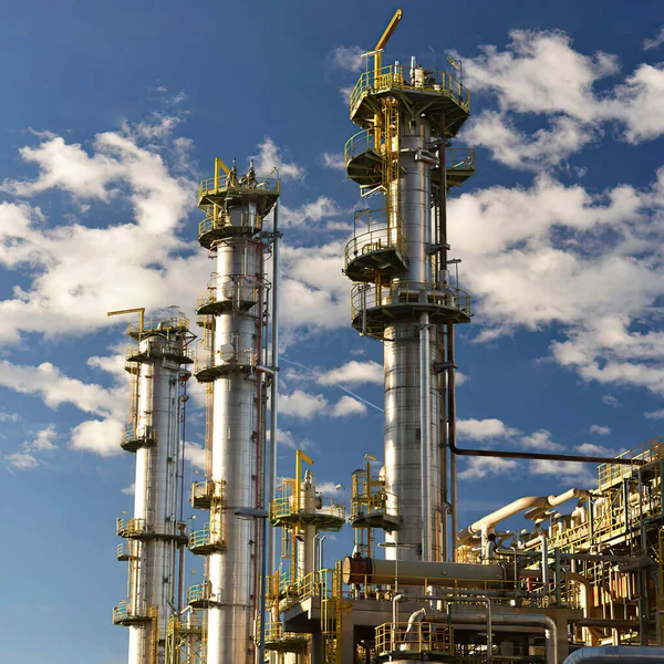 Kimya endüstrisi, petrol rafinerisi. Petrol fabrikasının açık hava manzarası 