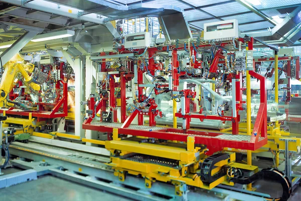 Araba fabrikasında otomatik gövde kaynaklama