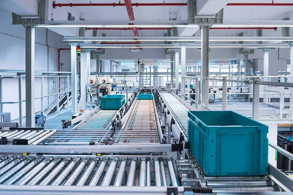 Taşıyıcı bandı olan modern bir fabrikanın boş atölyesi