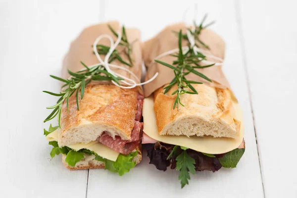 Leckeres Frisches Großes Sandwich Mit Salami Und Salat Auf Holztisch — Stockfoto