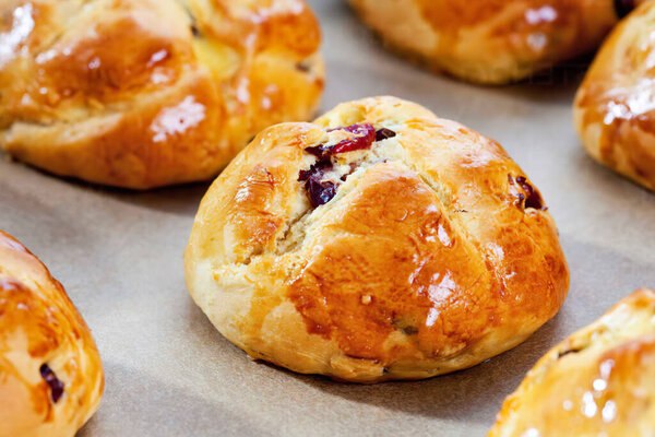 Клюквенные булочки на подносе, закрыть