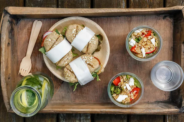 Hausgemachte Sandwiches Und Salat Holzkiste Essen Zum Mitnehmen Picknick — Stockfoto