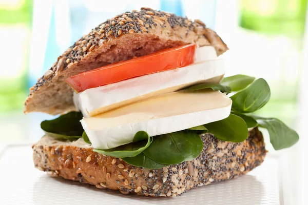 Vollkornbrot Mit Weichkäse Tomaten Und Feldsalat Auf Schneidebrett Nahaufnahme — Stockfoto