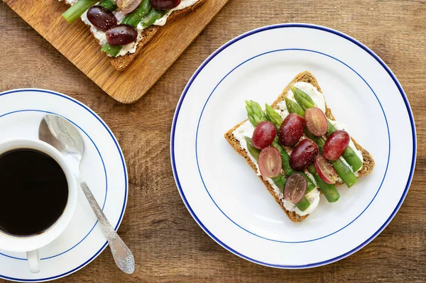 Spargel Trauben Toast Zutaten Toastbrot Sojaquark Spargel Rote Trauben Schwarzer — Stockfoto