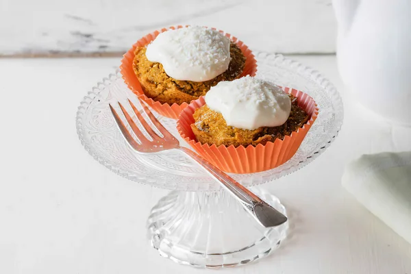 Heerlijke Verse Zelfgemaakte Cupcakes Een Glazen Kom Zelfgemaakte Taarten — Stockfoto