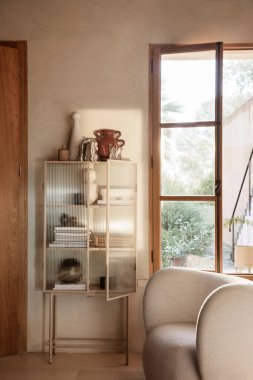 Minimum İskandinav tarzı retro tarzı kahverengi renkte modern lüks bir daire.